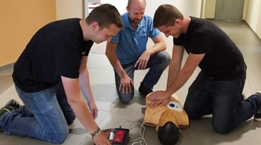 Defibrillator bei Firma Engelhardt in Deiningen installiert
